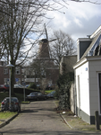 905808 Gezicht over het Zwartewater te Utrecht, met op de achtergrond de molen Rijn en Zon op de Adelaarstraat.